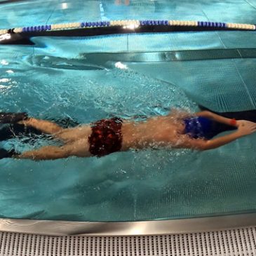 Kraul na piersiach – naucz się pływać szybko i skutecznie! 